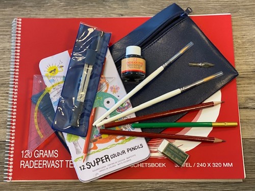 BLAUWE TEKENETUI GEVULD MET SCHETSBOEK LOCATIE BUYS BALLOT